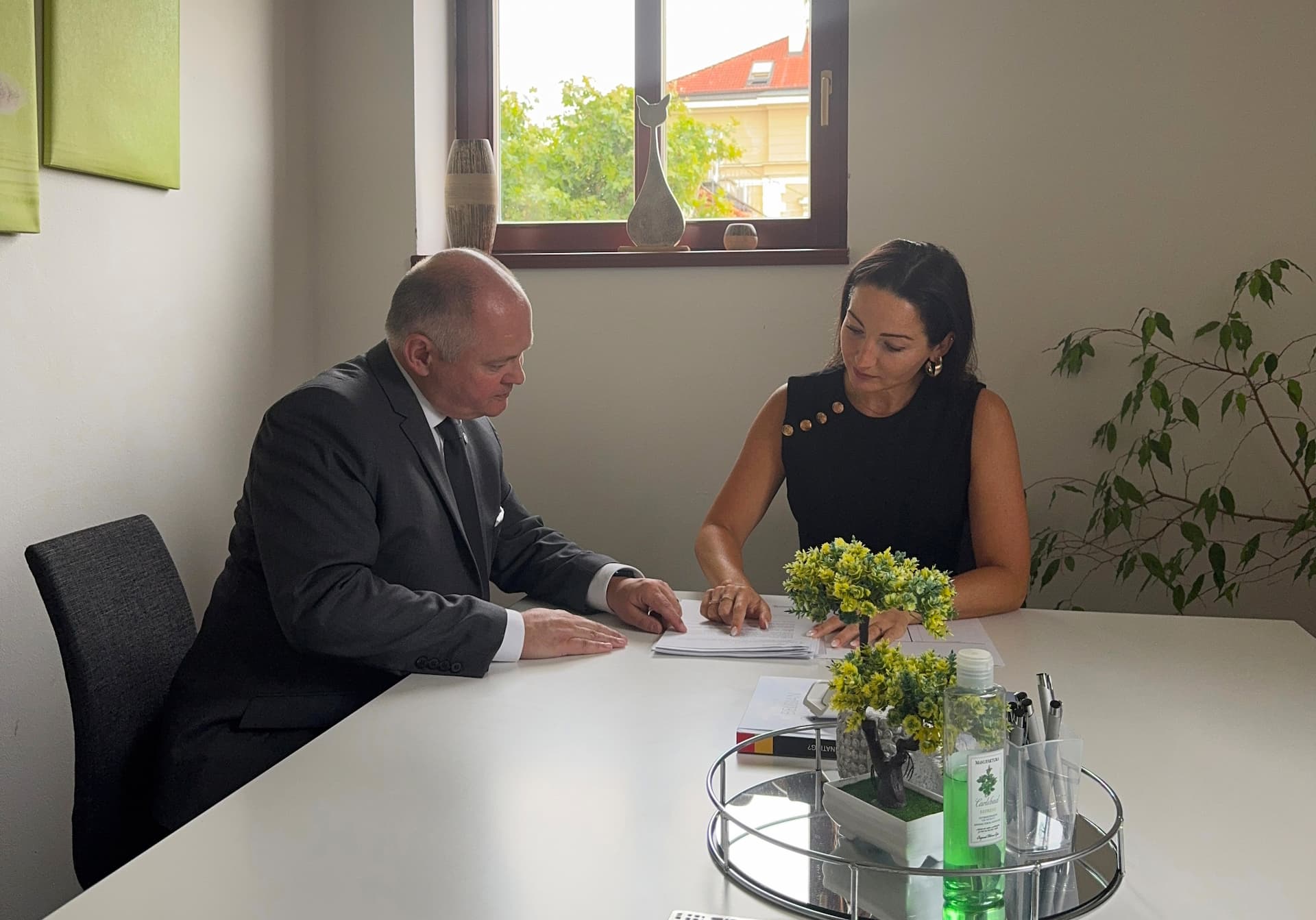 Daniela Vlčková v meeting room s panem JUDr. Michal Hašek LL.M., MBA